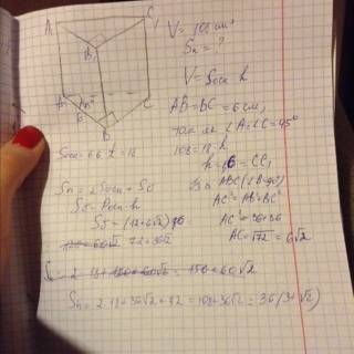 Основание прямой призмы-прямоугольный треугольник с катетом 6см и острым углом 45 градусов.объём при