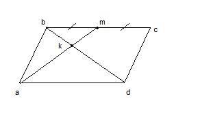 Впараллелограмме abcd отмечена точка m-середина отрезка bc отрезок am пересекается с диагональю bd в