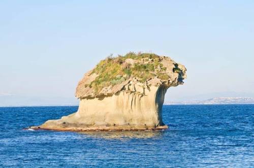 Перед вами скала у побережья острава иськая в неаполитанском заливе в средиземном море янаiаниме 1ка