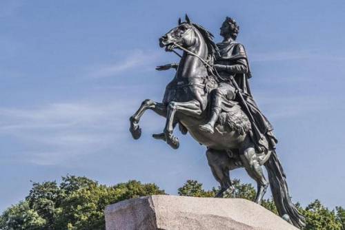 Какие памятники природы или памятники и культуры находится в санкт петербурге. расскажи об одном из