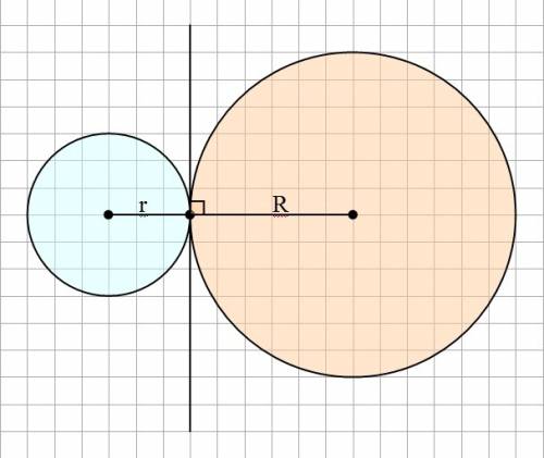 Две окружности касаются друг друга внешним образом. диаметр малой окружности равен 12 см, большой ок