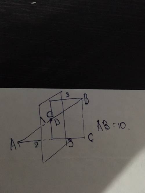 Отрезок прямой длиной 10 см пересекает плоскость. концы этого отрезка находятся на расстоянии 3 см и