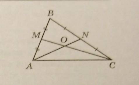 Точки M и N являются серединами сторон AB и BC треугольника ABC соответственно. Отрезки AN и CM пере