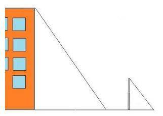 Длина тени многоэтажного здания равна 8 м, а длина тени вертикально закреплённого колышка равна 1 м.
