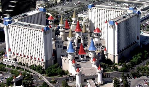 Сколько красных башен находится на замке отеля “excalibur” в лас вегасе?