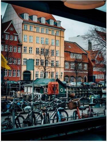 Beschreiben Sie diese Aussicht aus dem Fenster. Необходимо описать вид из окна, используя выражения: