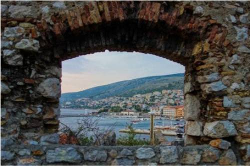 Beschreiben Sie diese Aussicht aus dem Fenster. Необходимо описать картинку, используя выражения es